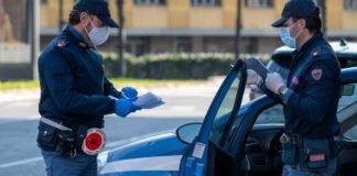 fugge all'alt e aggredisce i poliziotti