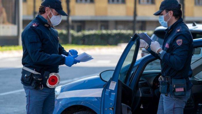 fugge all'alt e aggredisce i poliziotti